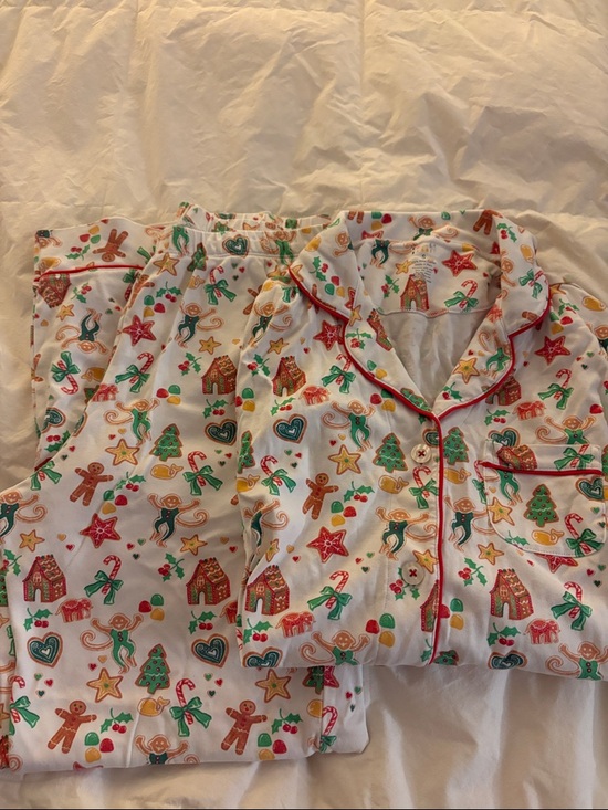 Roller Rabbit Other - Roller Rabbit White Holiday Gingerbread Pajama Set with Red & Green Accents
